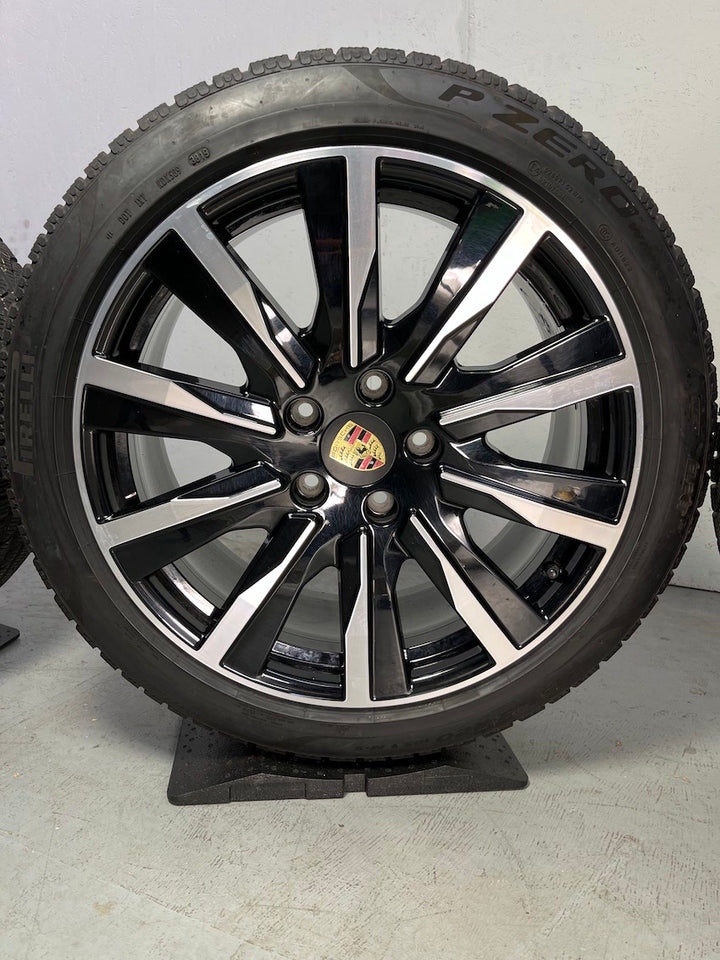 Porsche Taycan 20 Zoll Tequipment Design Winterräder Pirelli MwSt.