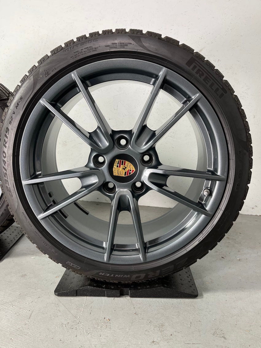 Porsche 992 19 20 Zoll Carrera Winter Pirelli Sonderfarbe grau-metallic