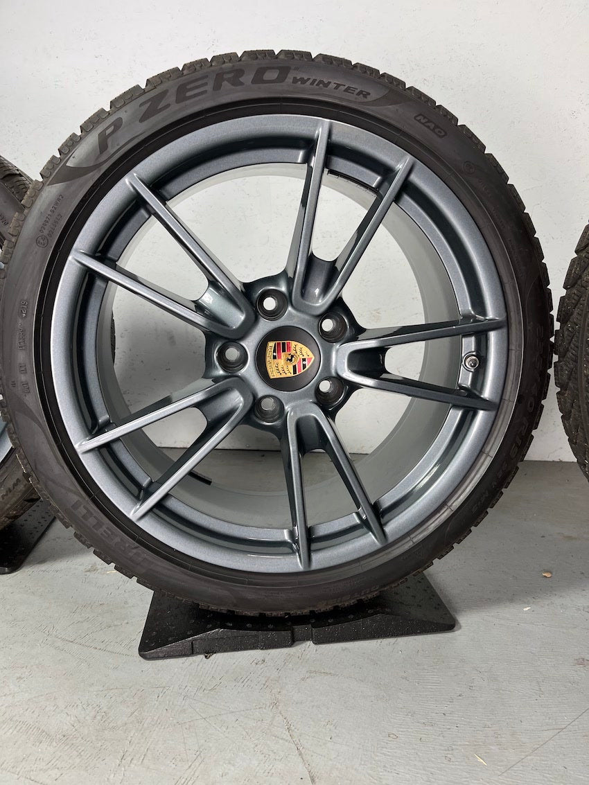 Porsche 992 19 20 Zoll Carrera Winter Pirelli Sonderfarbe grau-metallic