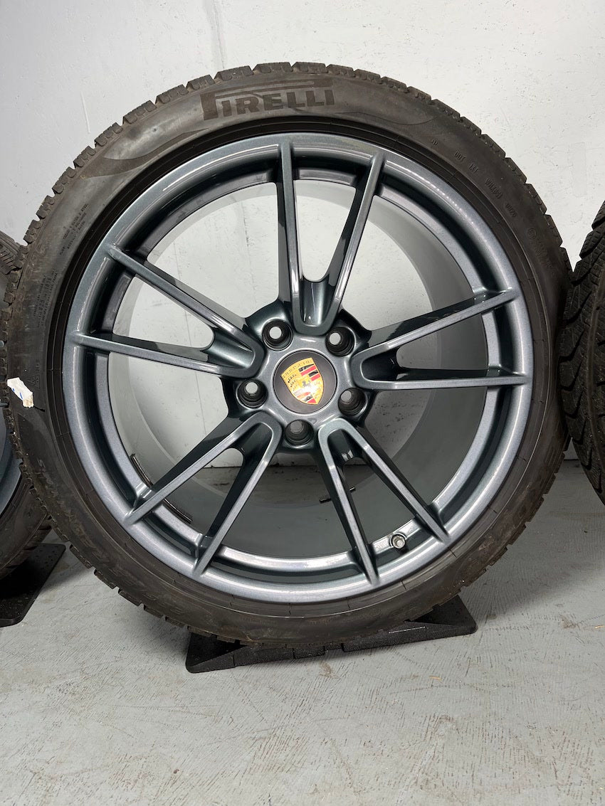 Porsche 992 19 20 Zoll Carrera Winter Pirelli Sonderfarbe grau-metallic