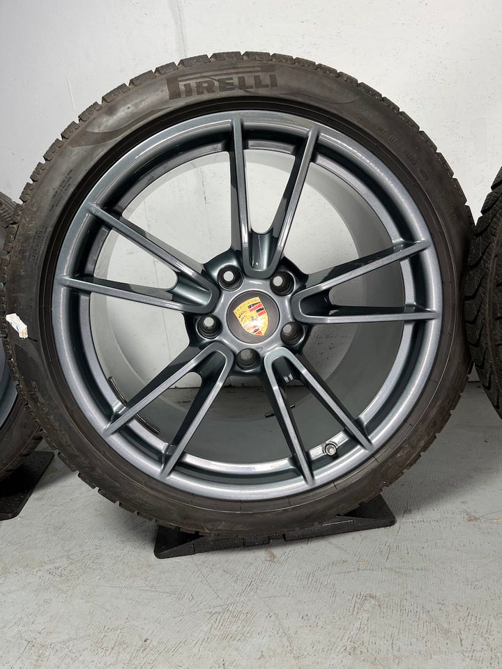 Porsche 992 19 20 Zoll Carrera Winter Pirelli Sonderfarbe grau-metallic