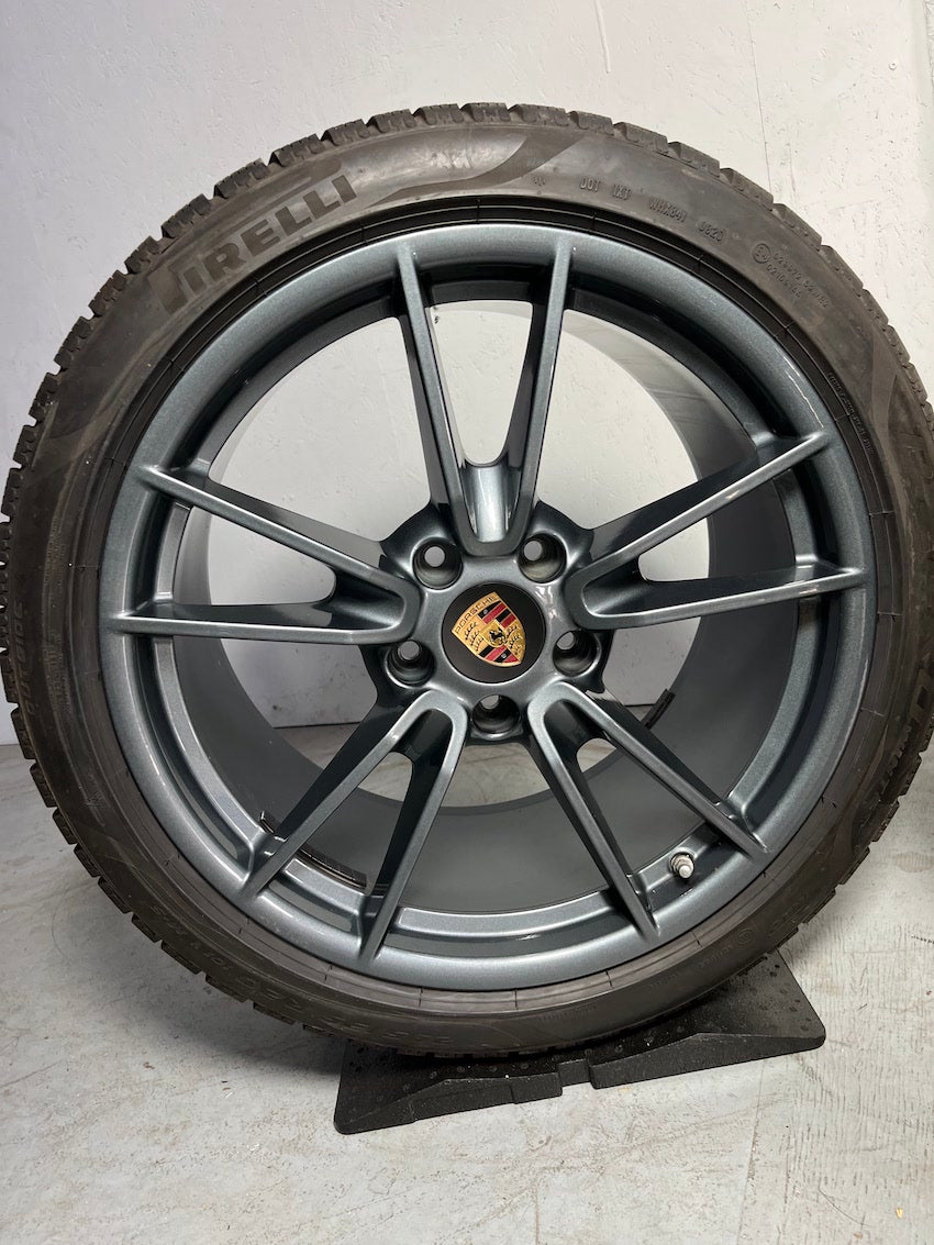Porsche 992 19 20 Zoll Carrera Winter Pirelli Sonderfarbe grau-metallic