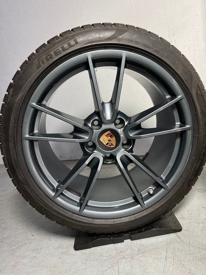 Porsche 992 19 20 Zoll Carrera Winter Pirelli Sonderfarbe grau-metallic