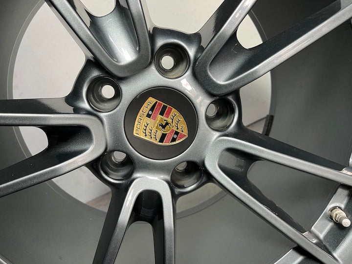 Porsche 992 19 20 Zoll Carrera Winter Pirelli Sonderfarbe grau-metallic