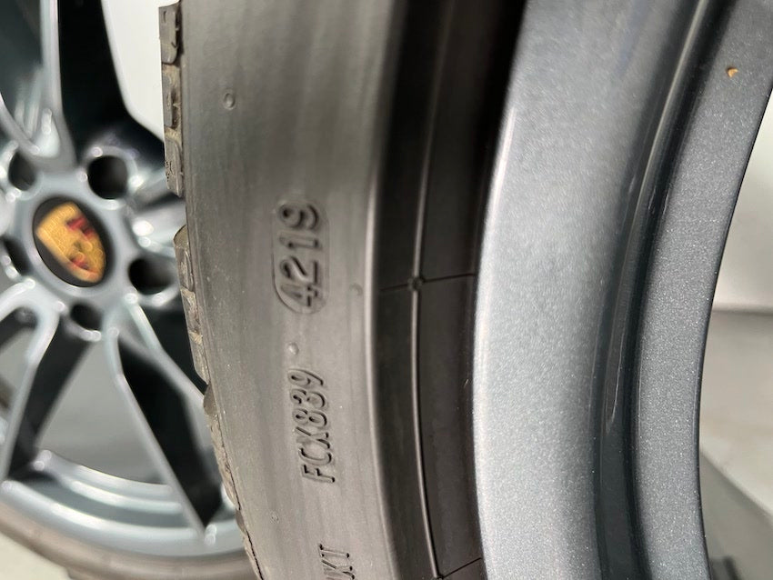 Porsche 992 19 20 Zoll Carrera Winter Pirelli Sonderfarbe grau-metallic