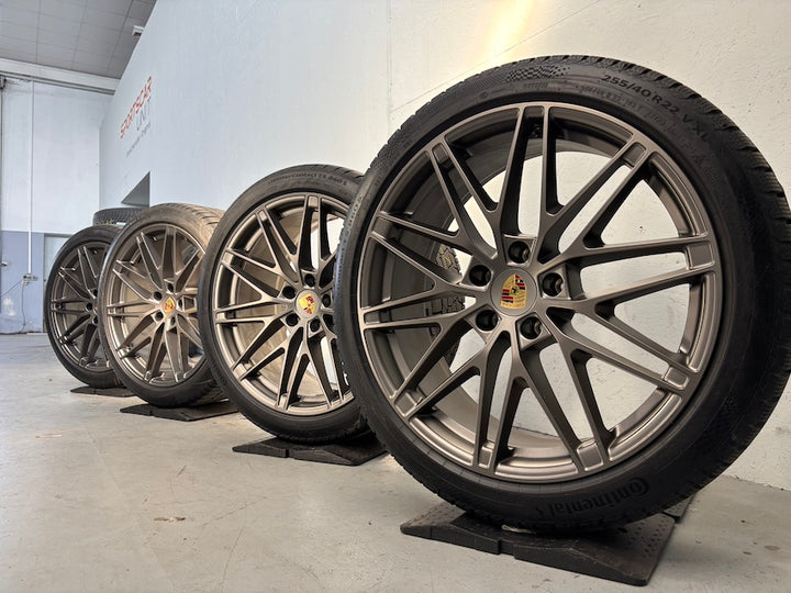 Porsche Macan IV Electric EV 22 Zoll RS Spyder Winter Räder Conti PLATINUM