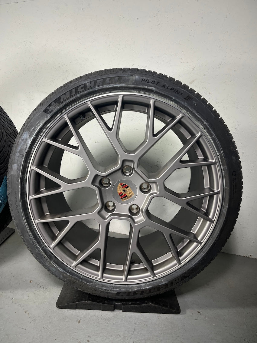 Porsche 992.2 20 21 Zoll RS Spyder Winter Räder Michelin darksilver 7-8mm