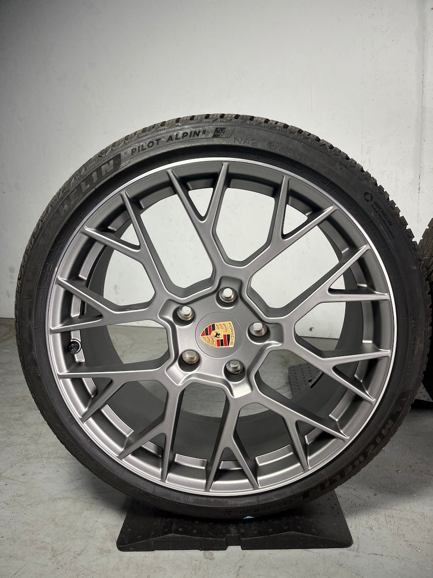 Porsche 992.2 20 21 Zoll RS Spyder Winter Räder Michelin darksilver 7-8mm