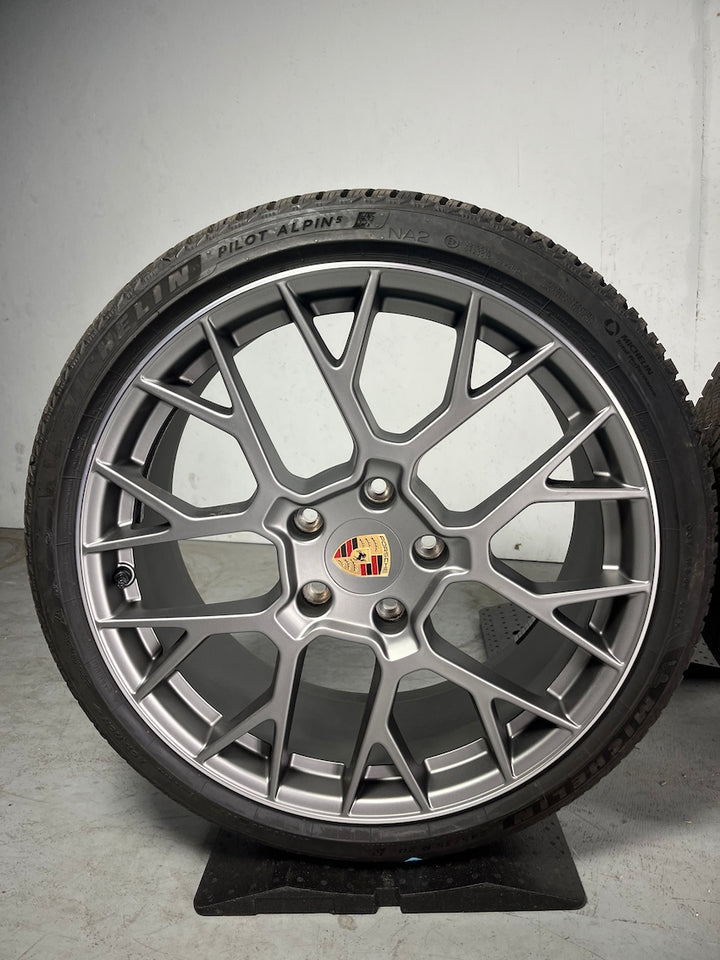 Porsche 992.2 20 21 Zoll RS Spyder Winter Räder Michelin darksilver 7-8mm