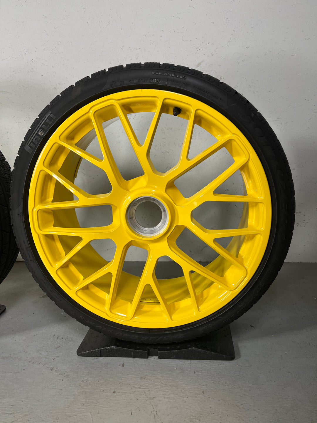 Porsche 991.2 20 Zoll GTS Winter Räder Pirelli speedgelb Turbo S