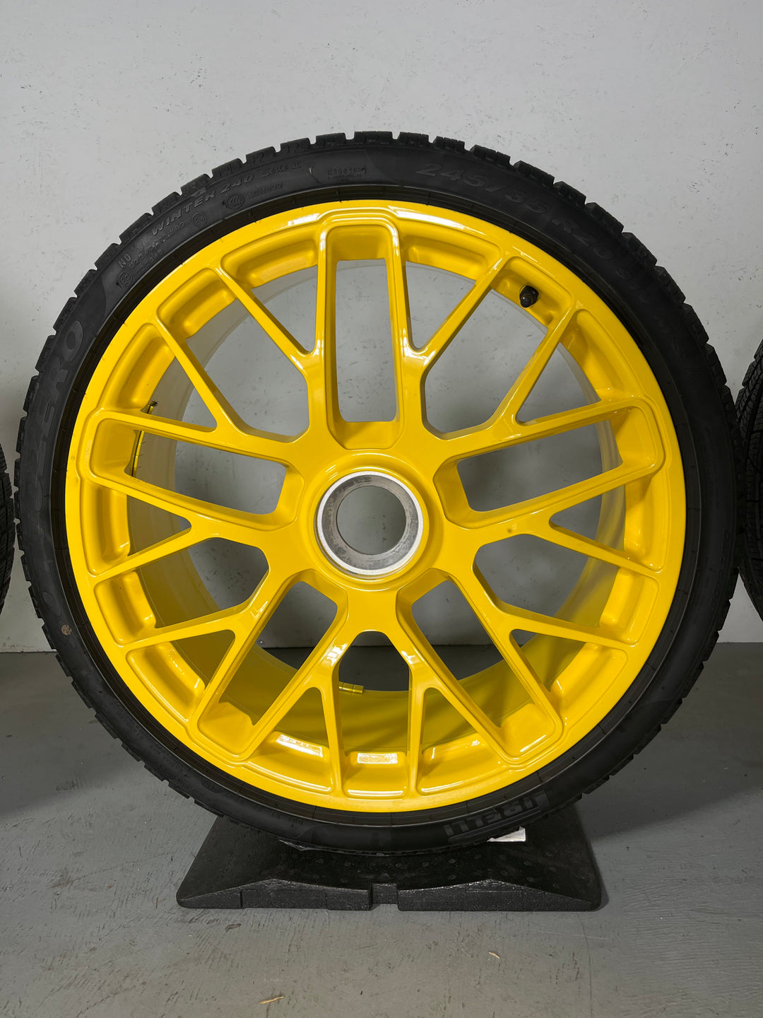 Porsche 991.2 20 Zoll GTS Winter Räder Pirelli speedgelb Turbo S