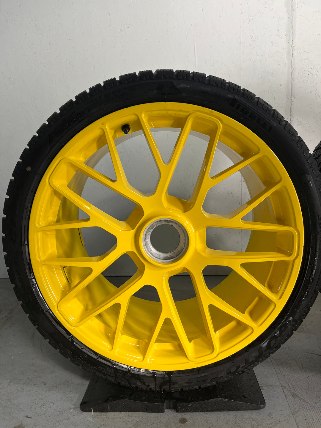 Porsche 991.2 20 Zoll GTS Winter Räder Pirelli speedgelb Turbo S