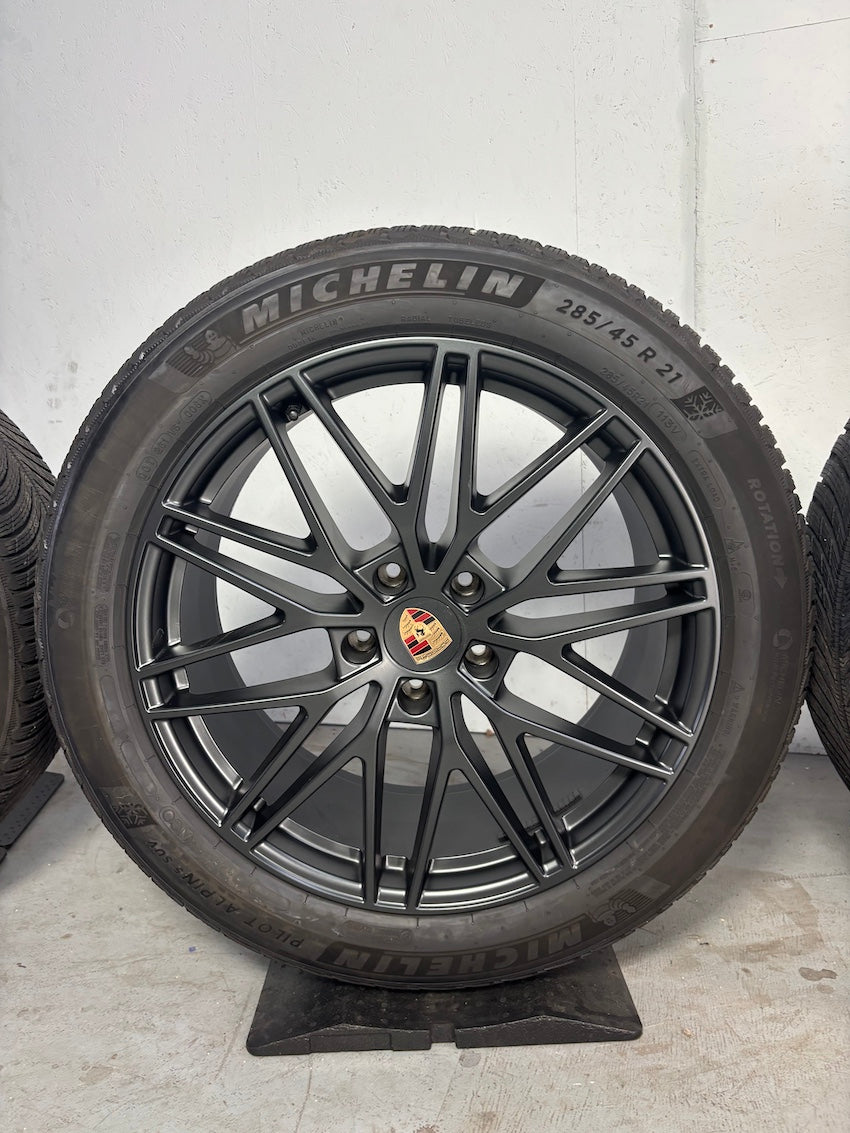 Porsche Cayenne E3 II 9Y0 21 Zoll RS Spyder Winter Michelin anthrazit DOT2025