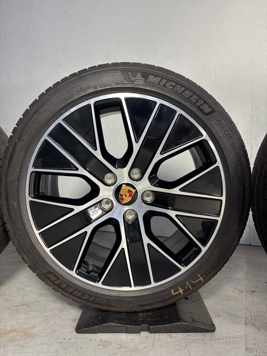 Porsche Taycan J1 II 20 Zoll Turbo Aero Sommer Räder NEU Michelin 2024