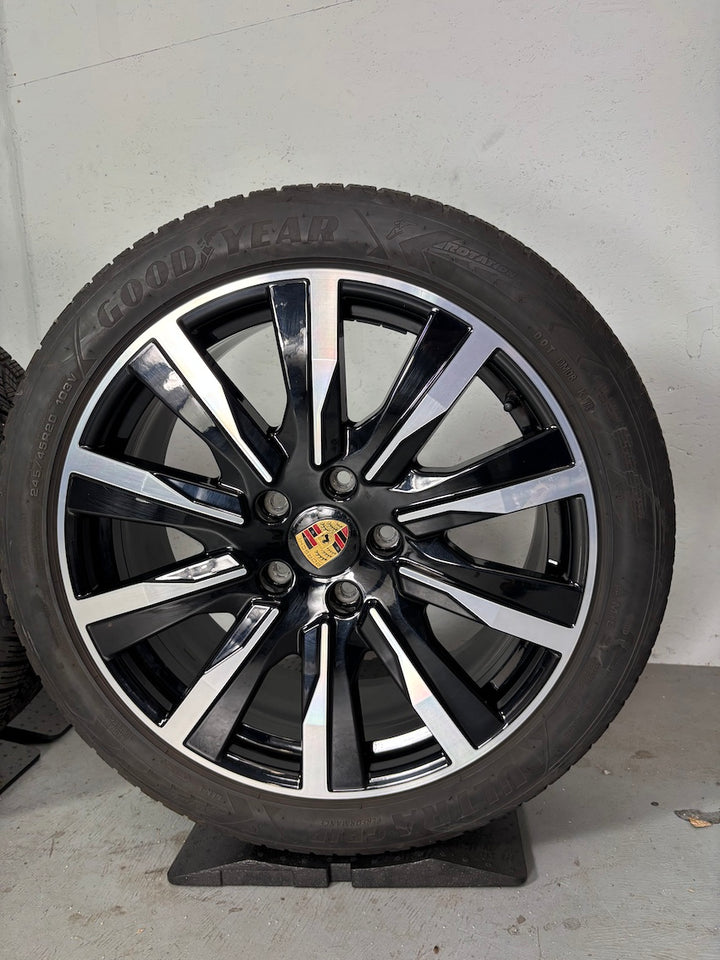 Porsche Taycan 20 Zoll Tequipment Design Winterräder Goodyear 6-7mm