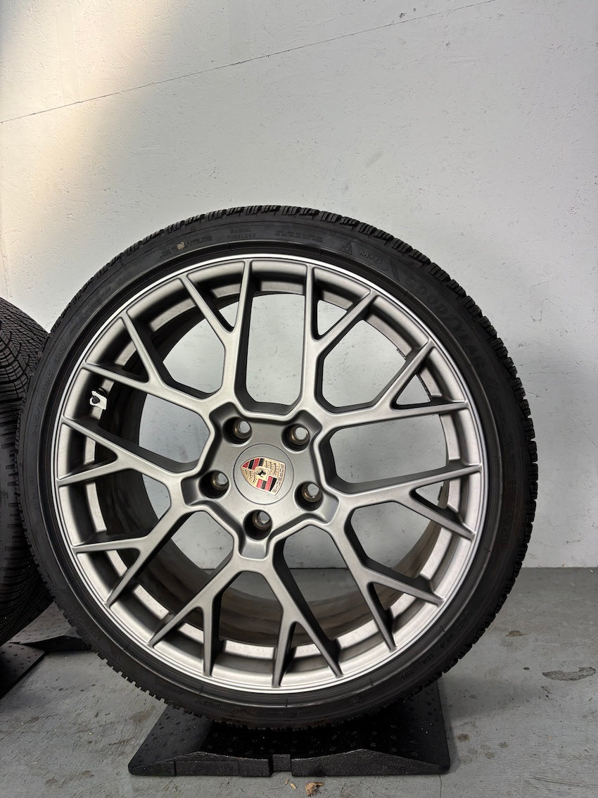 Porsche 992.2 RS SPYDER Winter Räder darksilver -27% UNTER LP Goodyear