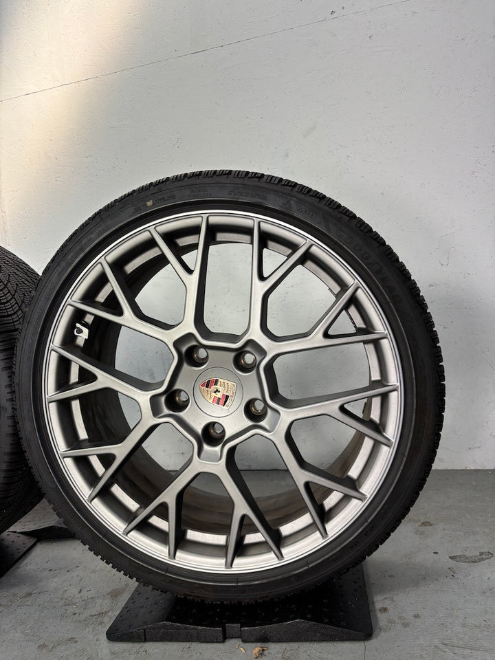 Porsche 992.2 RS SPYDER Winter Räder darksilver -27% UNTER LP Goodyear