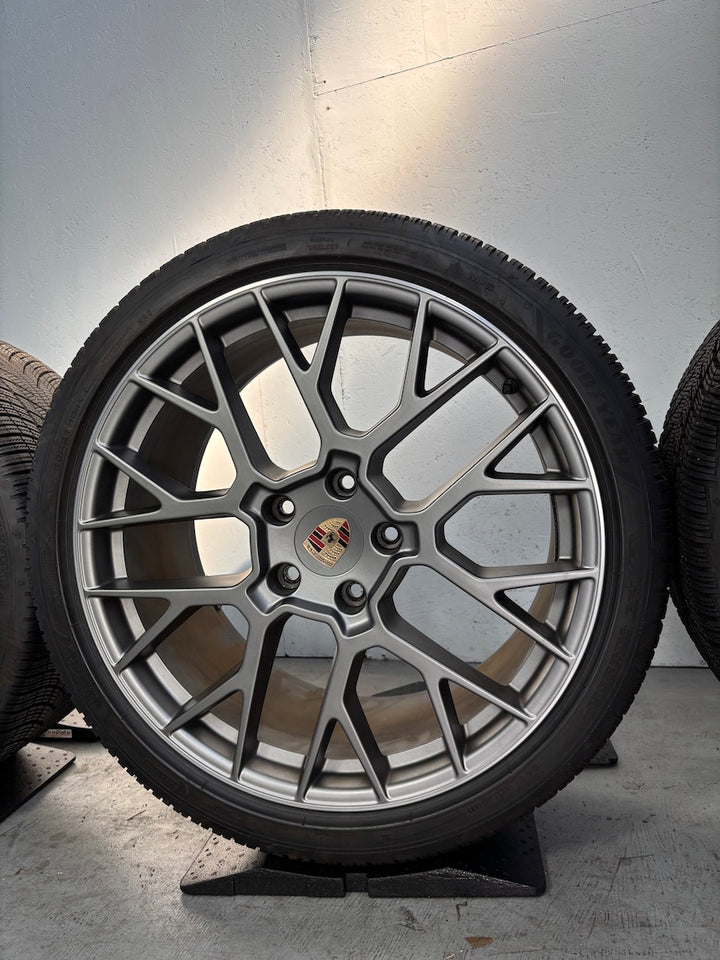 Porsche 992.2 RS SPYDER Winter Räder darksilver -27% UNTER LP Goodyear