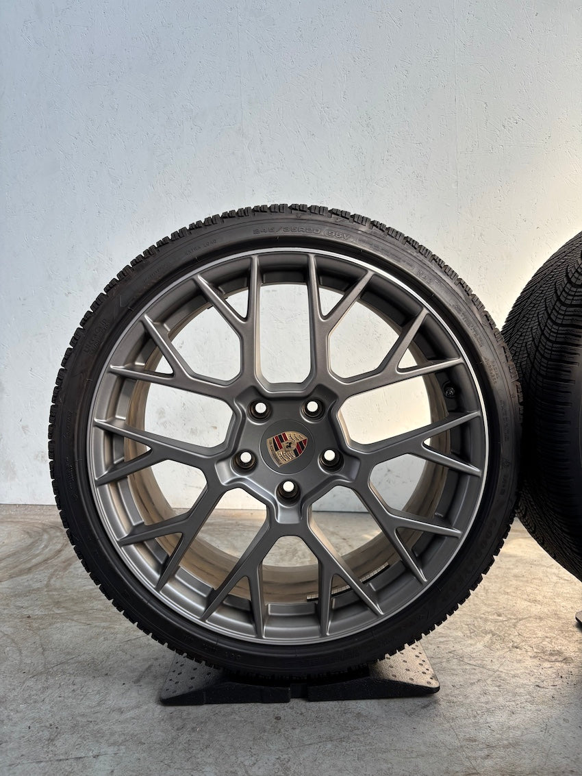 Porsche 992.2 RS SPYDER Winter Räder darksilver -27% UNTER LP Goodyear