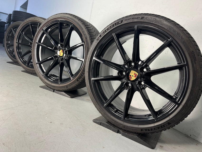 Porsche 992 20 21 Zoll Carrera S Winter Räder Michelin glanzschwarz