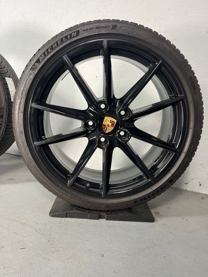 Porsche 992 20 21 Zoll Carrera S Winter Räder Michelin glanzschwarz