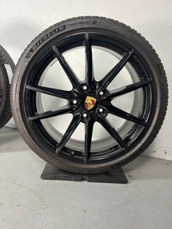 Porsche 992 20 21 Zoll Carrera S Winter Räder Michelin glanzschwarz