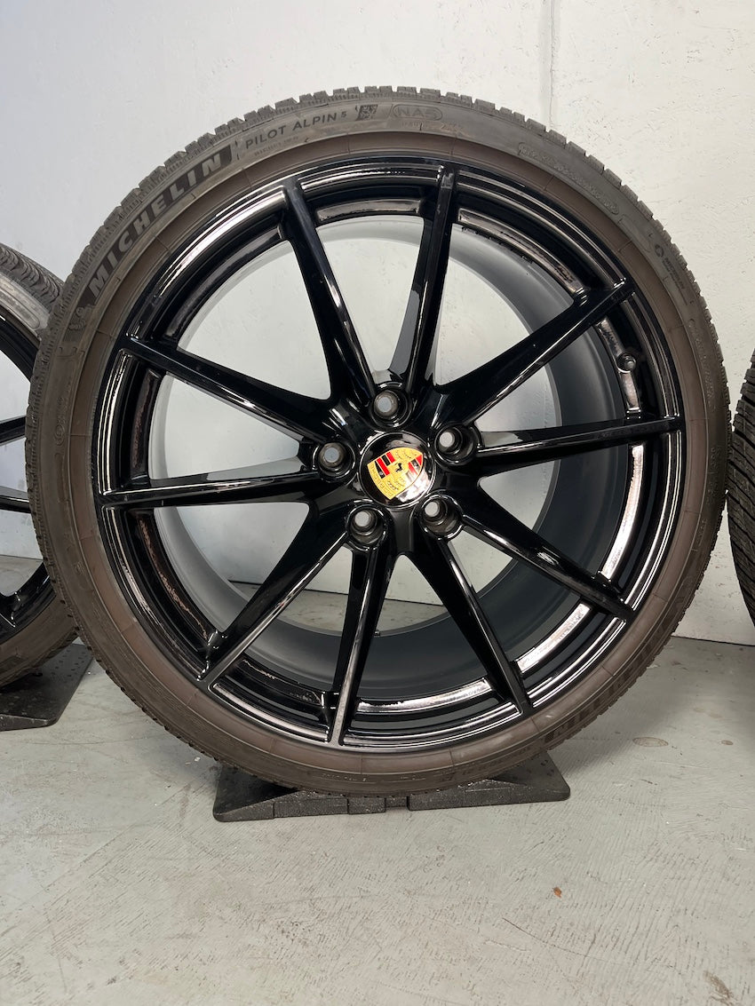 Porsche 992 20 21 Zoll Carrera S Winter Räder Michelin glanzschwarz