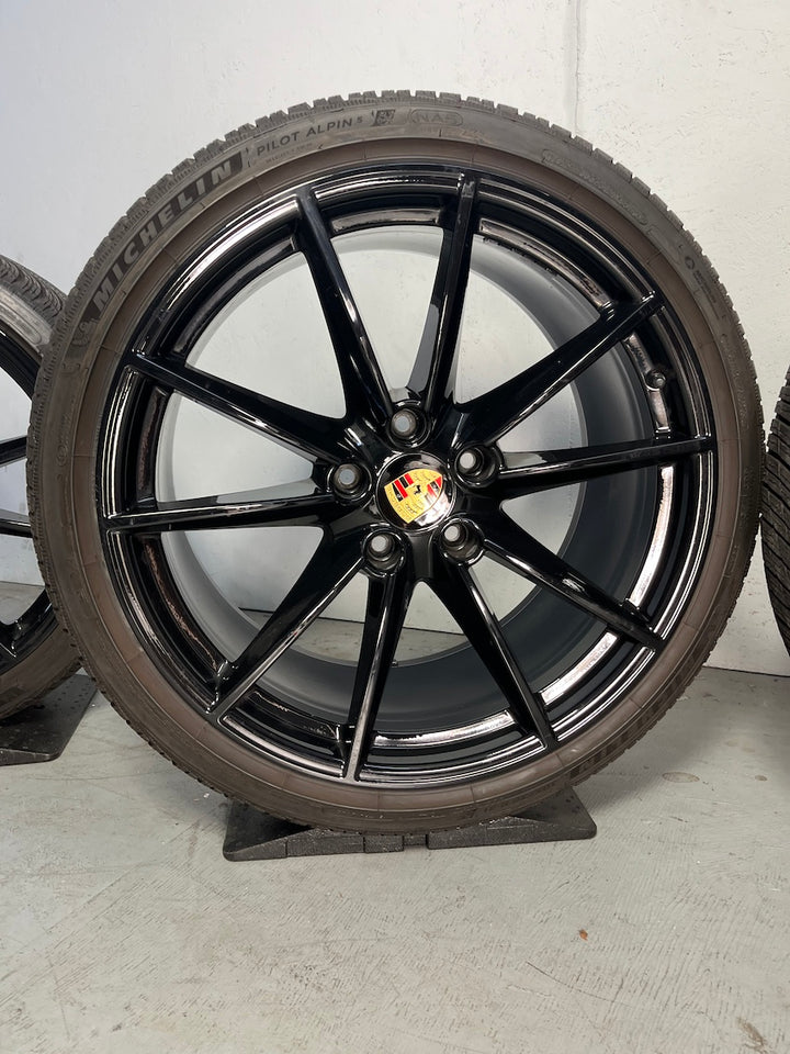 Porsche 992 20 21 Zoll Carrera S Winter Räder Michelin glanzschwarz