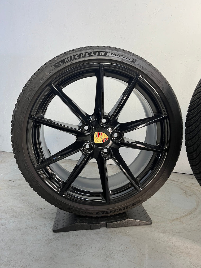 Porsche 992 20 21 Zoll Carrera S Winter Räder Michelin glanzschwarz
