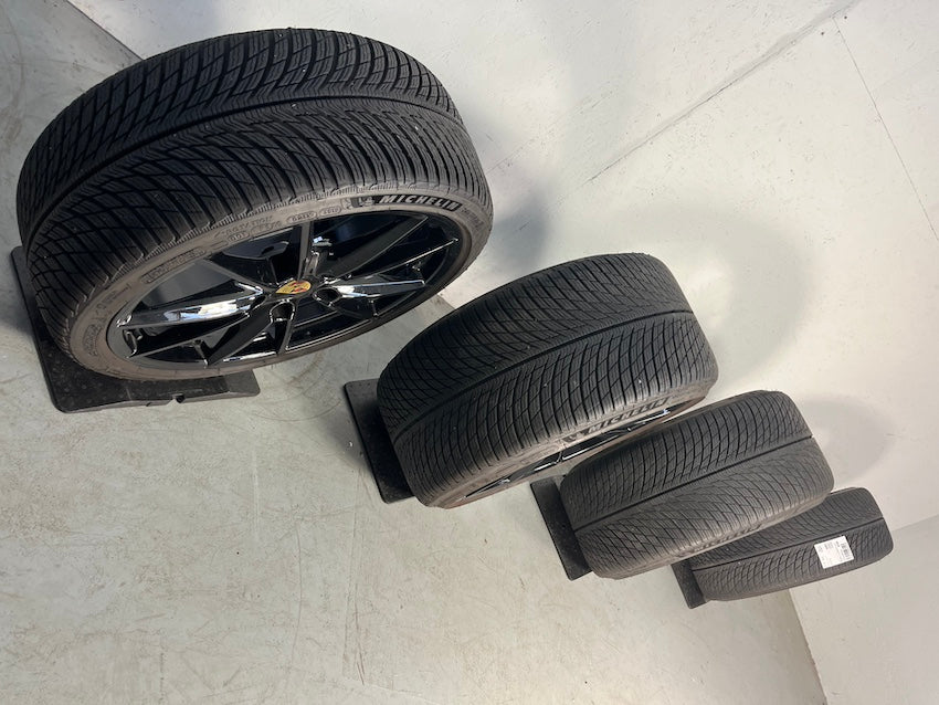 Porsche 992 20 21 Zoll Carrera S Winter Räder Michelin glanzschwarz