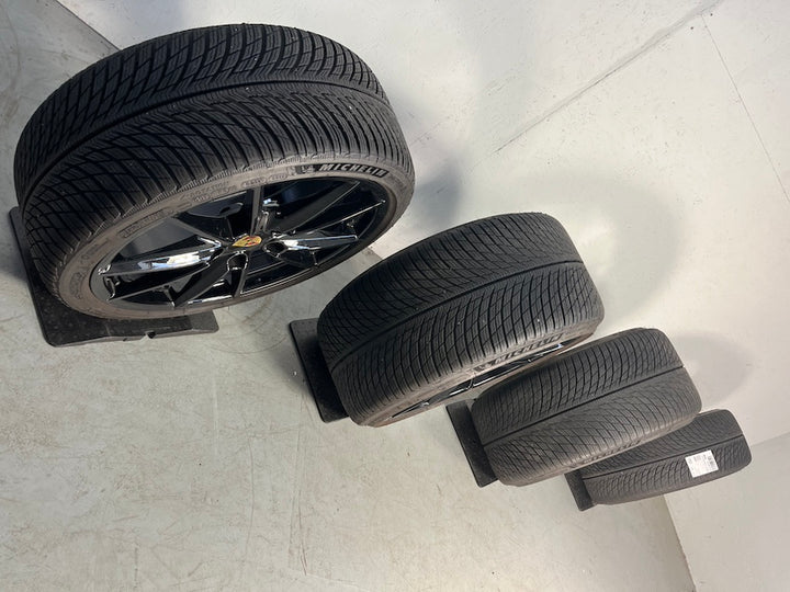 Porsche 992 20 21 Zoll Carrera S Winter Räder Michelin glanzschwarz