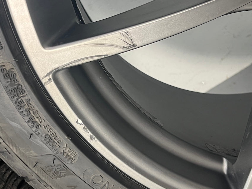 Porsche Taycan J1 20 Zoll Tequipment Design Winterräder Goodyear glanzschwarz