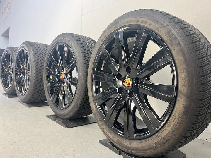 Porsche Taycan J1 20 Zoll Tequipment Design Winterräder Goodyear glanzschwarz