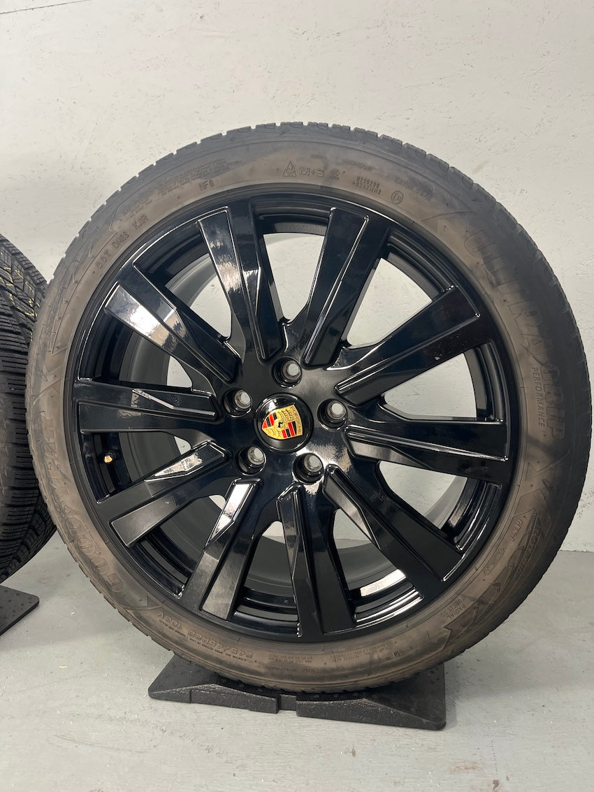 Porsche Taycan J1 20 Zoll Tequipment Design Winterräder Goodyear glanzschwarz