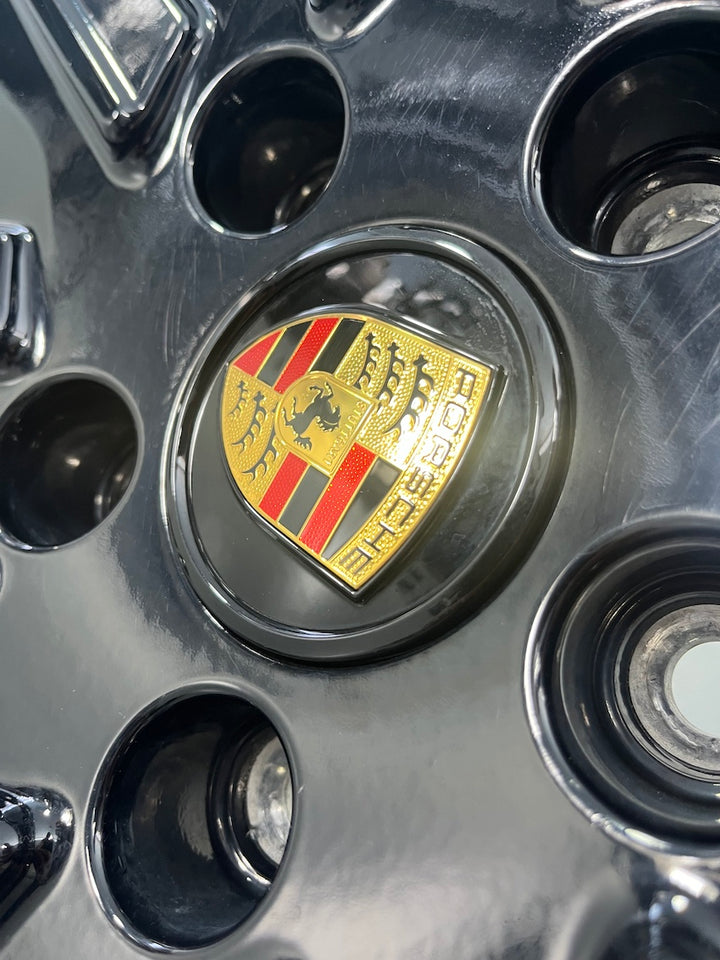 Porsche Taycan J1 20 Zoll Tequipment Design Winterräder Goodyear glanzschwarz