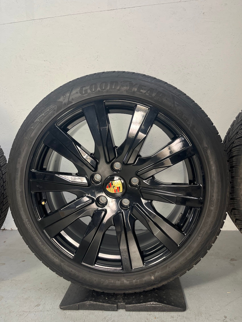 Porsche Taycan J1 20 Zoll Tequipment Design Winterräder Goodyear glanzschwarz