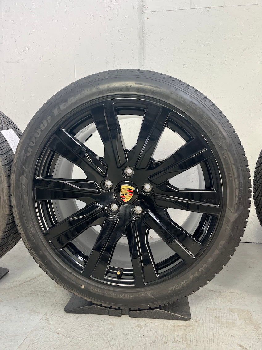 Porsche Taycan J1 20 Zoll Tequipment Design Winterräder Goodyear glanzschwarz
