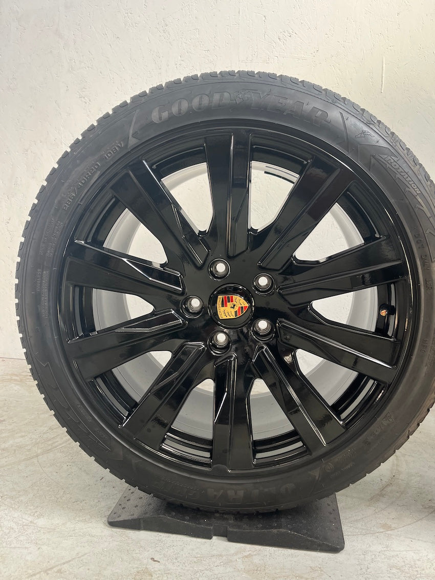 Porsche Taycan J1 20 Zoll Tequipment Design Winterräder Goodyear glanzschwarz