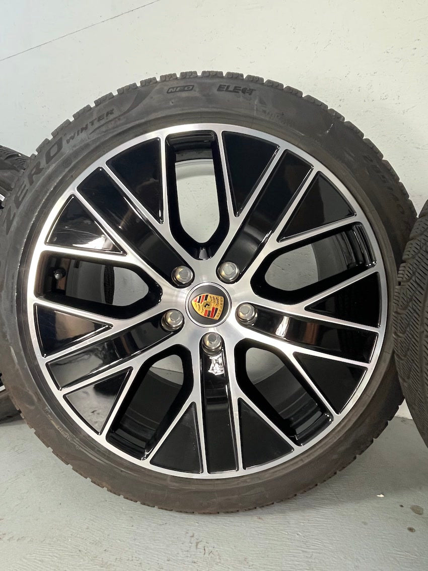 Porsche Taycan 20 Zoll TURBO AERO Winterräder Pirelli DOT2022 6,5-7mm