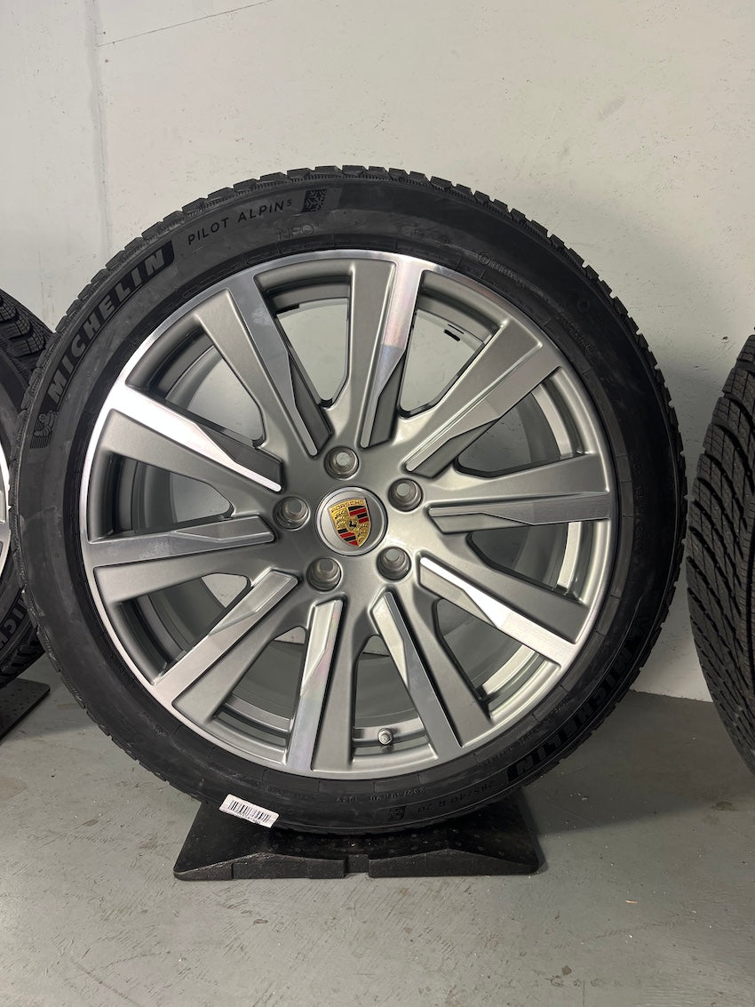 Porsche Taycan J1 II 20 Zoll Tequipment Design Winterräder NEUREIFEN Michelin