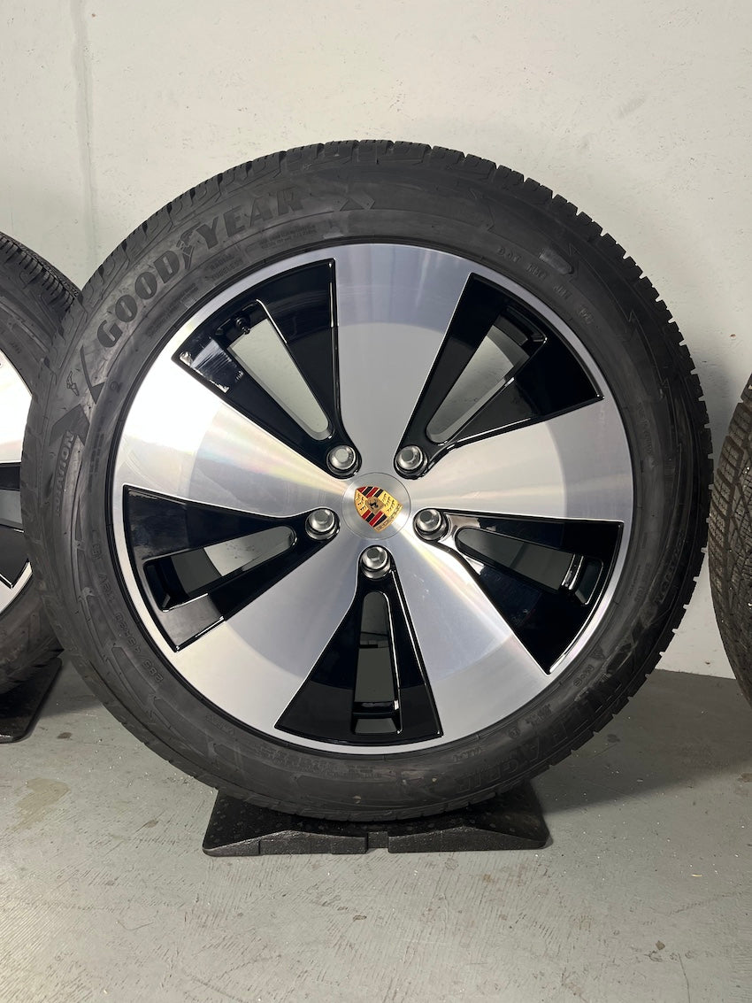 Porsche Macan IV Electric 20 Zoll Winter Räder NUR 500Km Goodyear 2024