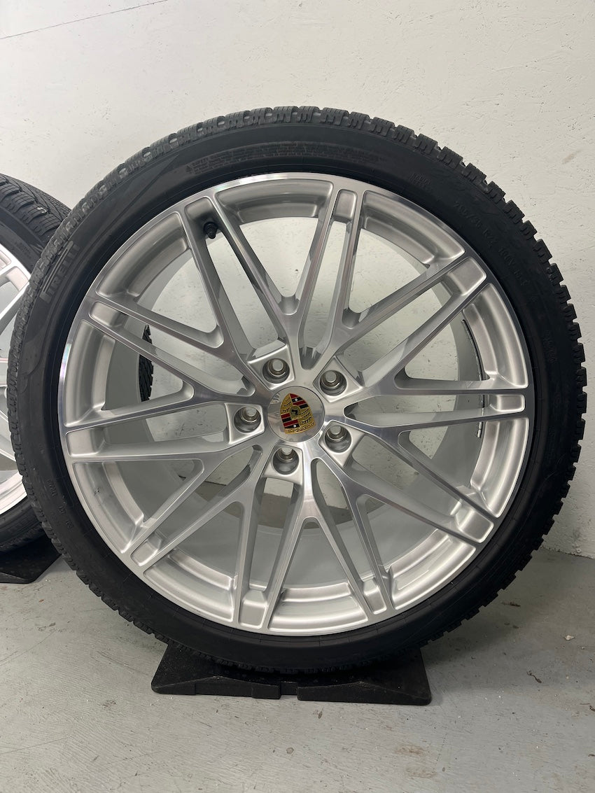 Porsche Macan IV Electric EV 22 Zoll RS Spyder Winter Räder NEU Pirelli