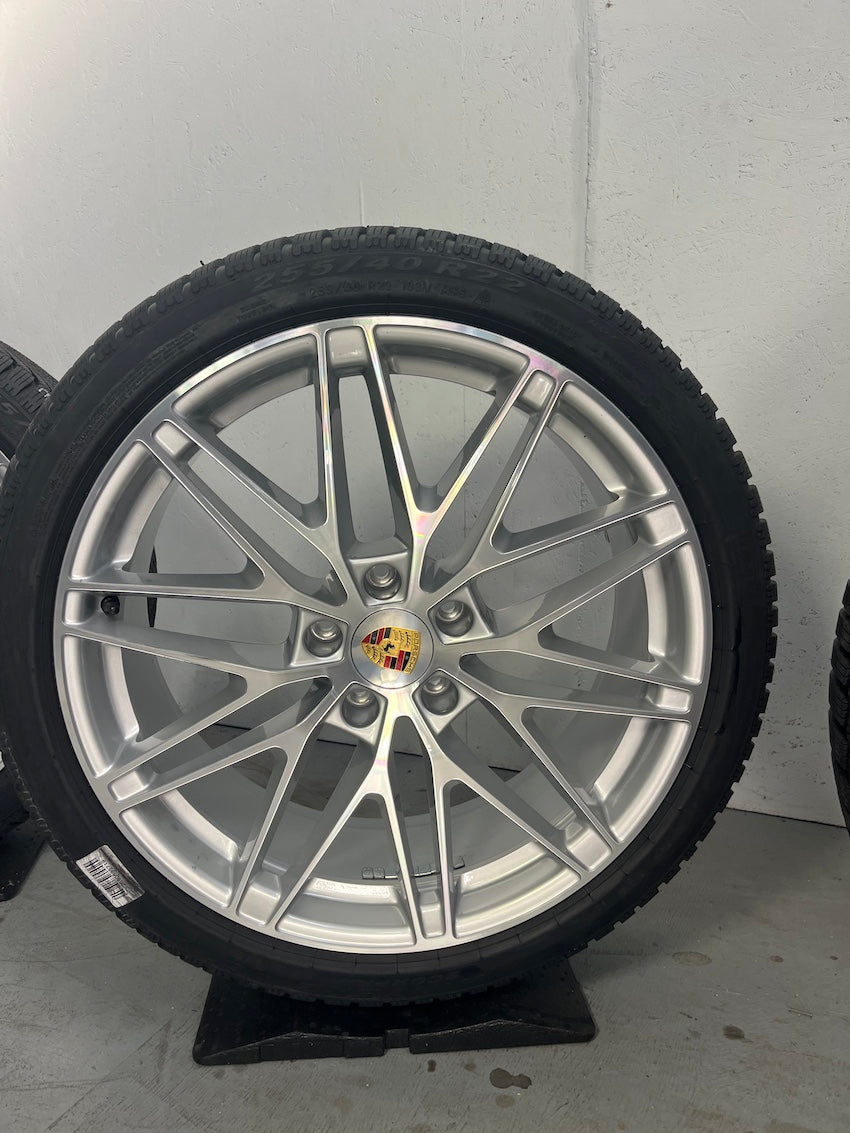 Porsche Macan IV Electric EV 22 Zoll RS Spyder Winter Räder NEU Pirelli