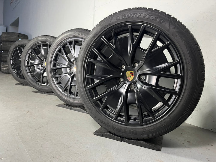 Porsche Taycan 20 Zoll TURBO S AERO GTS Winter Goodyear NF0 2022