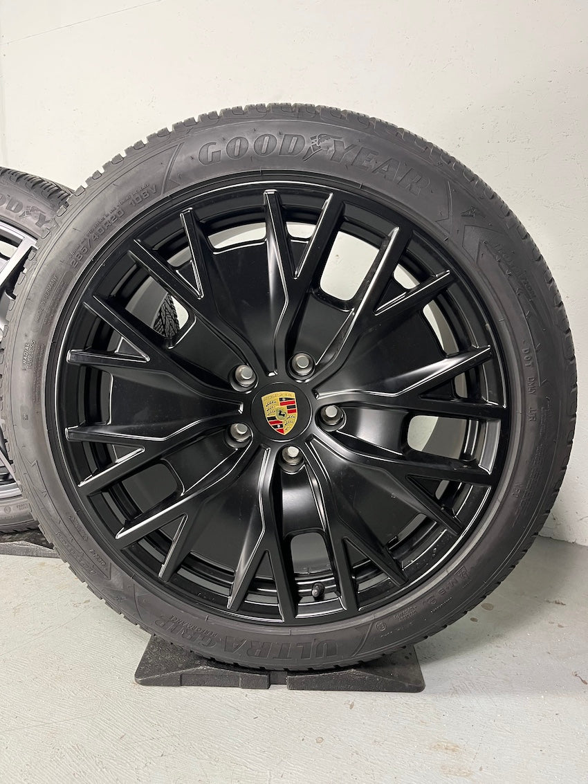 Porsche Taycan 20 Zoll TURBO S AERO GTS Winter Goodyear NF0 2022