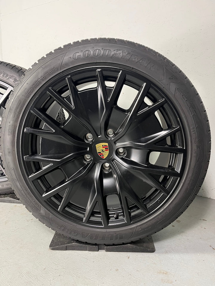 Porsche Taycan 20 Zoll TURBO S AERO GTS Winter Goodyear NF0 2022