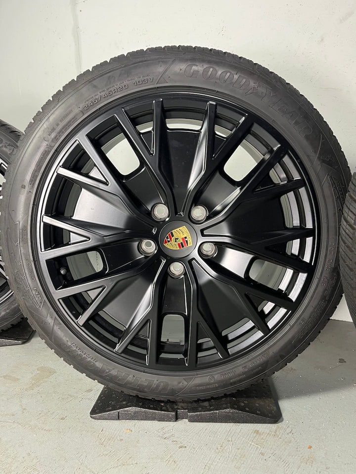 Porsche Taycan 20 Zoll TURBO S AERO GTS Winter Goodyear NF0 2022