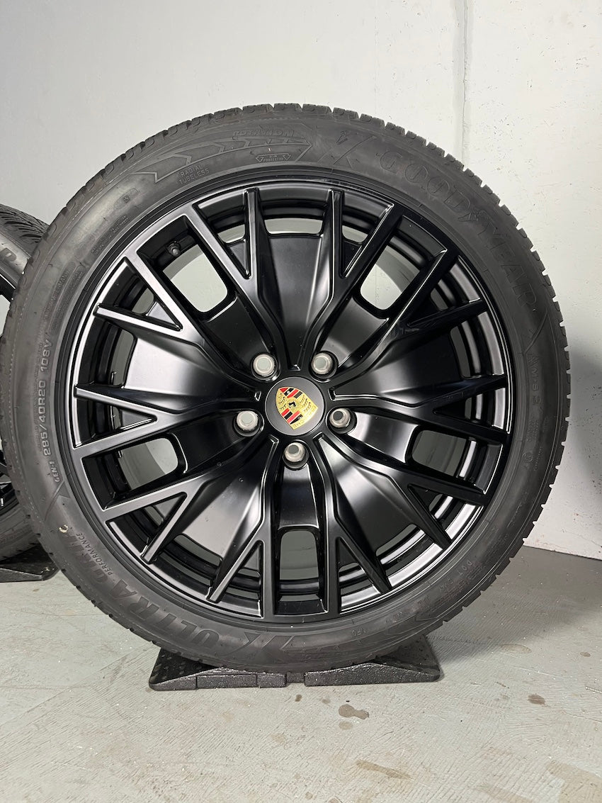 Porsche Taycan 20 Zoll TURBO S AERO GTS Winter Goodyear NF0 2022