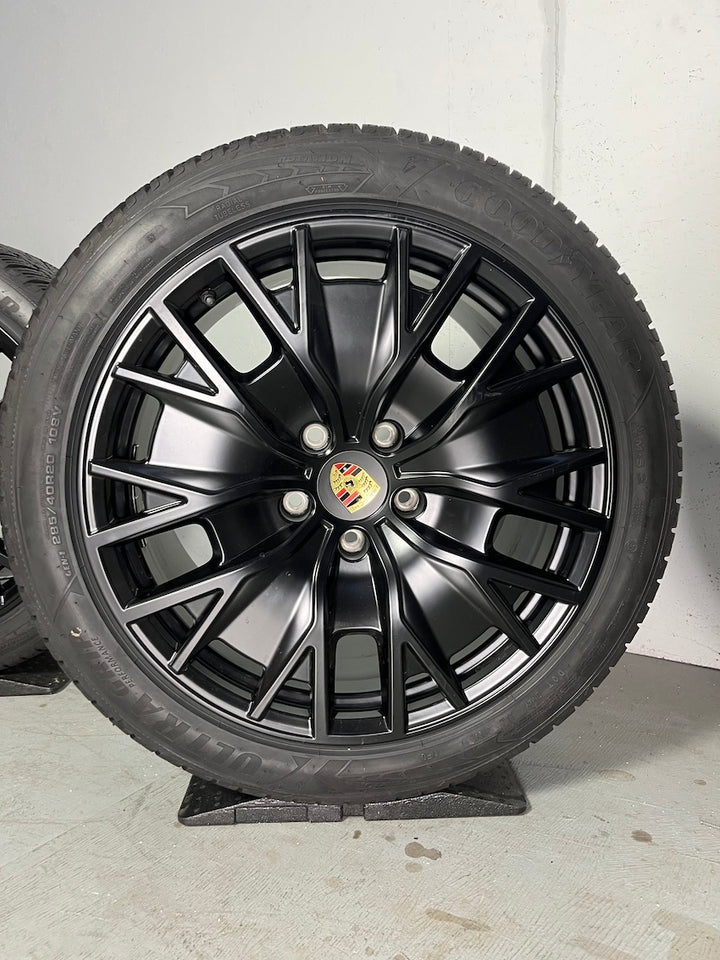 Porsche Taycan 20 Zoll TURBO S AERO GTS Winter Goodyear NF0 2022
