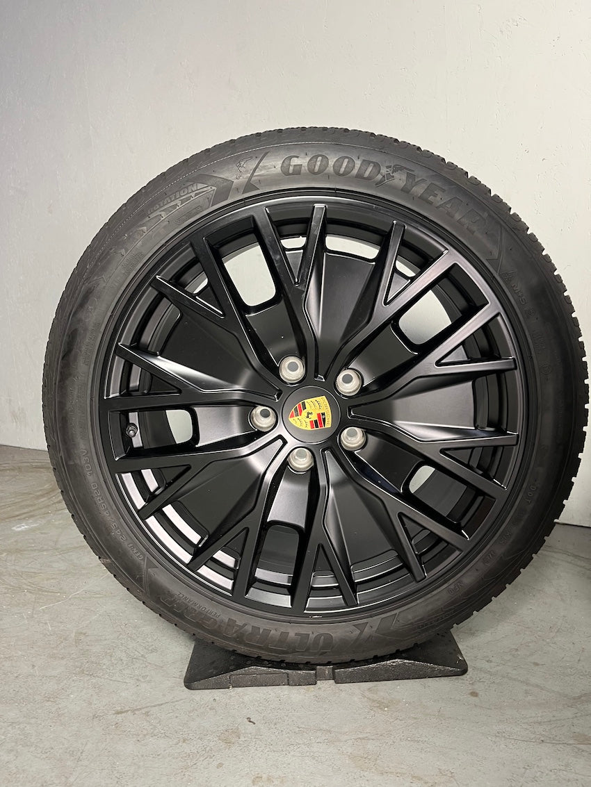 Porsche Taycan 20 Zoll TURBO S AERO GTS Winter Goodyear NF0 2022